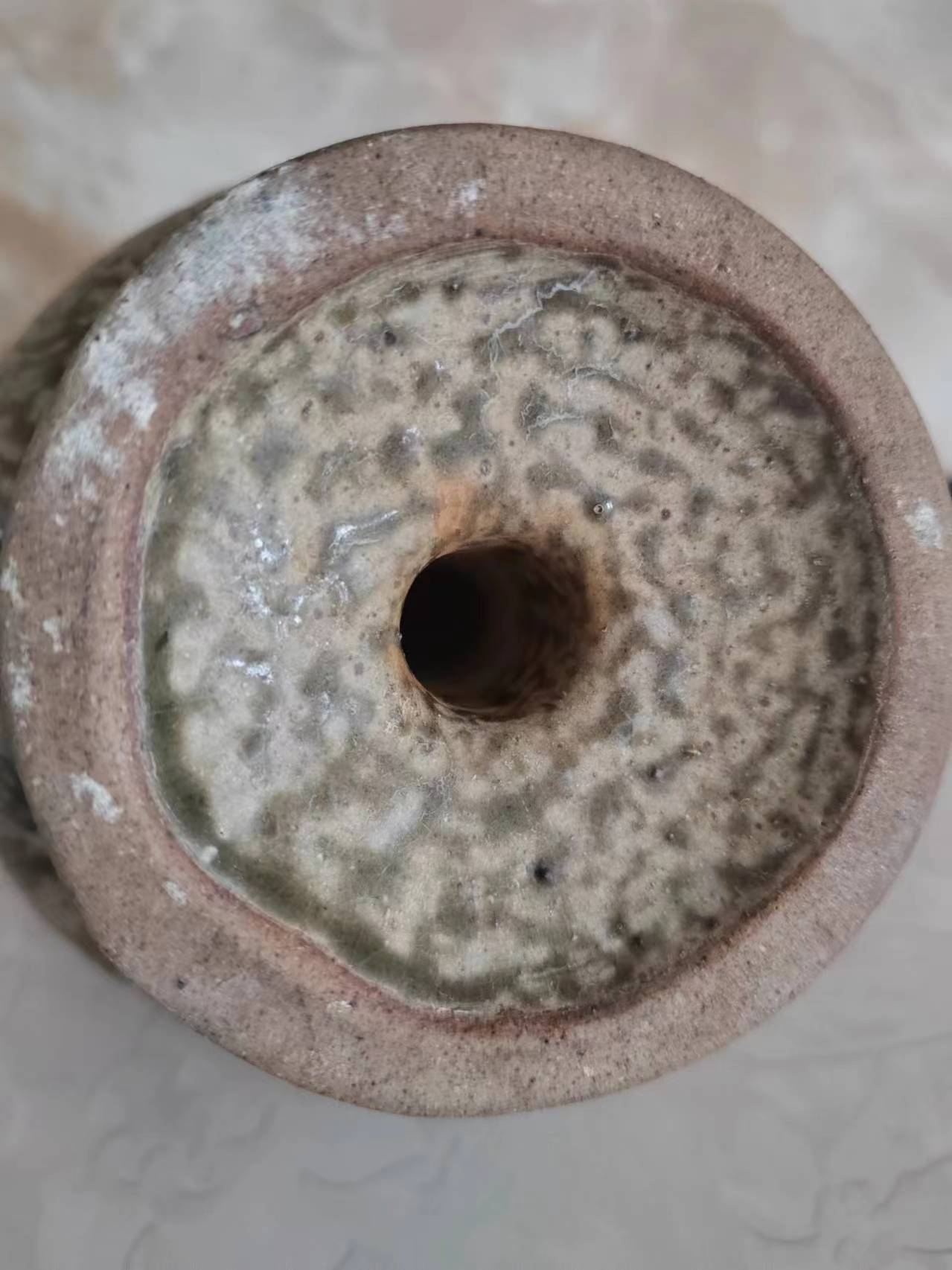 五代耀州窑仙鹤倒流壶又称青釉提梁倒注瓷壶,是五代时期的瓷器. 1.