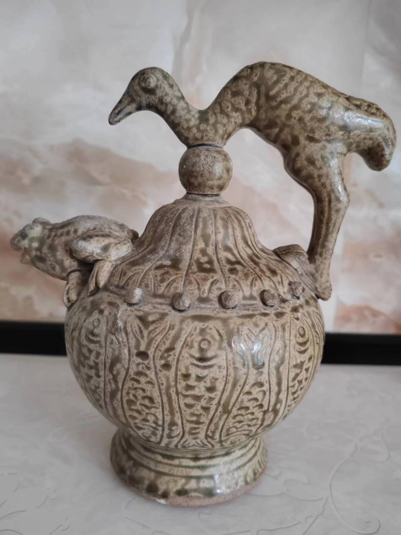 五代耀州窑仙鹤倒流壶又称青釉提梁倒注瓷壶,是五代时期的瓷器. 1.