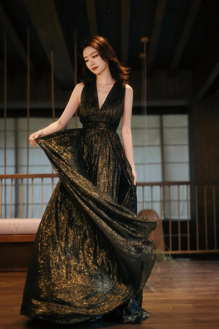 张小斐最新大片,一袭黑金深v露背长裙, 裙摆轻旋,以黑金描攀柔媚, 一