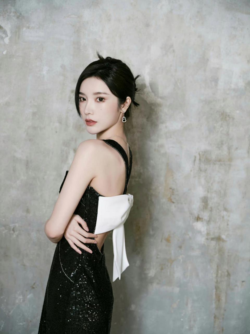 戴燕妮的黑色裙透露着危险又性感的魅力