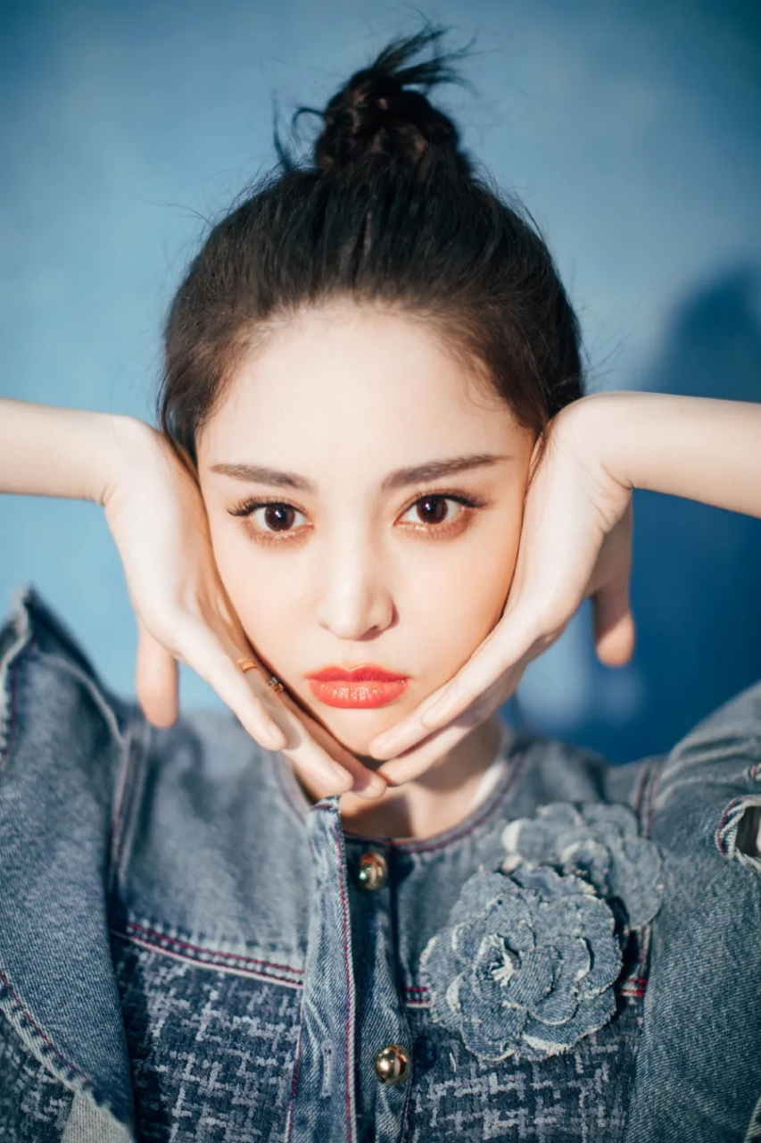 古力娜扎:性感红唇五角星耳坠