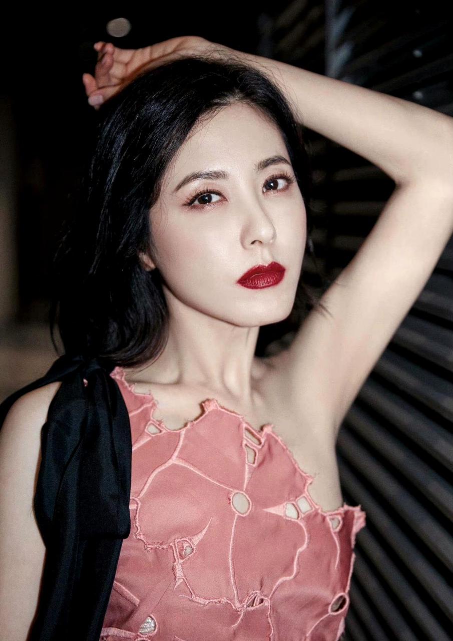 两种不同的大气,都透露着女人高贵典雅