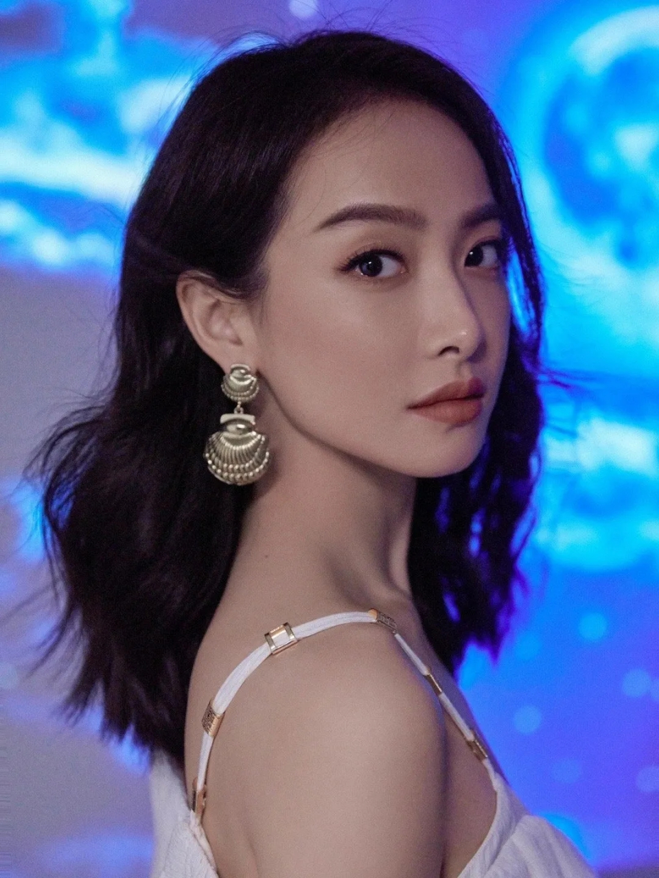 宋茜为秀身材真的拼了,一袭v领长裙出镜看着美艳又冻人.