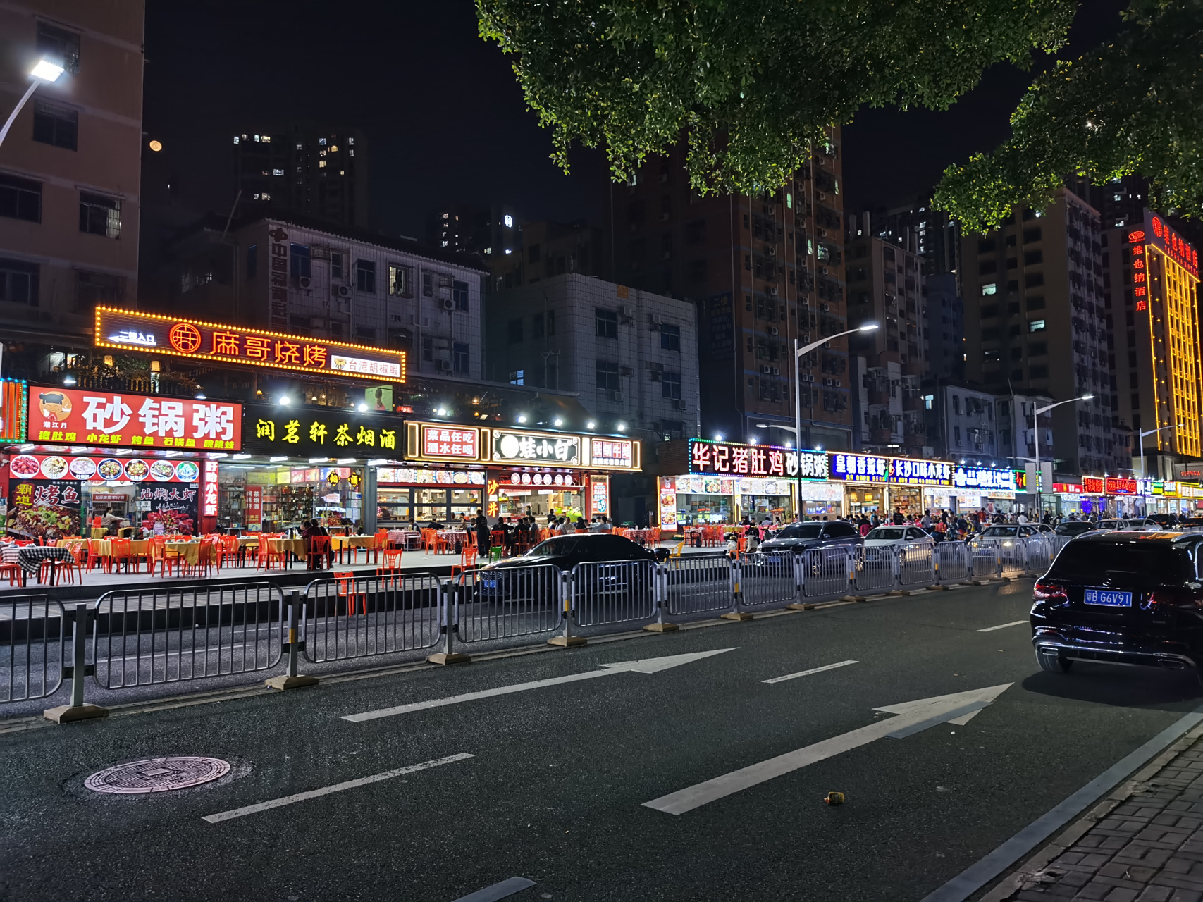 凌晨的沙井美食街,市井烟火气息扑面而来.