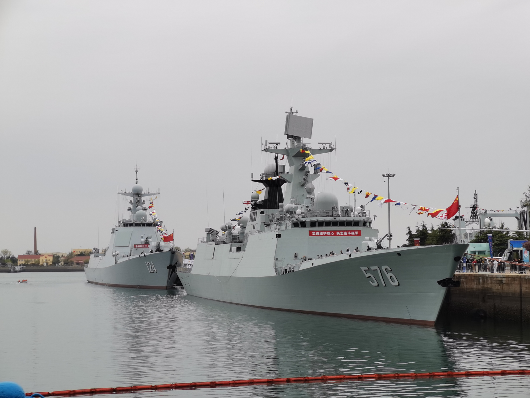 海军节北海舰队主战舰艇开放日极为隆重  4月23日,带着激动的心情