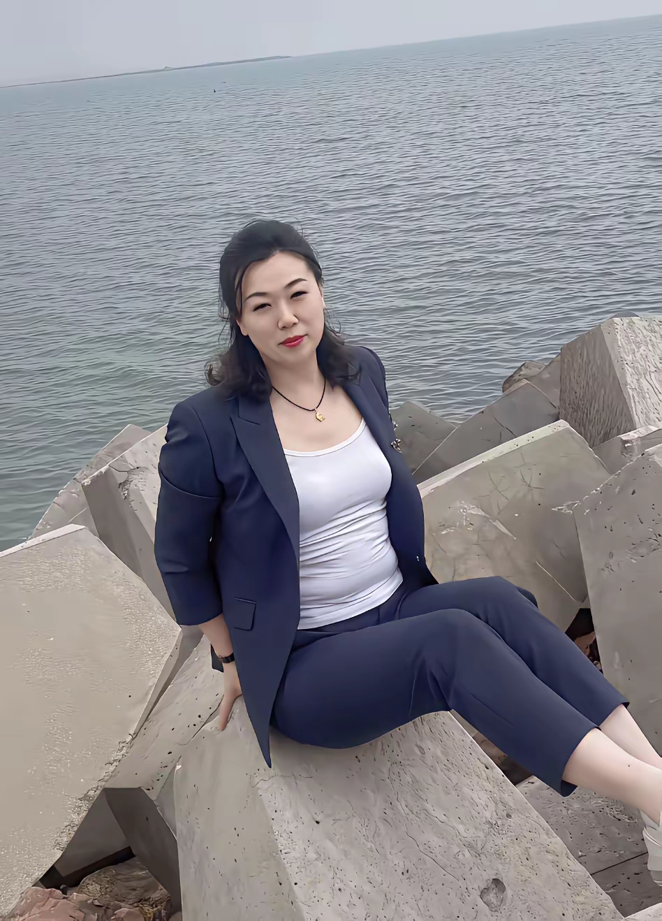 西装是生活赋予的铠甲,藏着坚韧;白背心是心底的柔软,留着本真