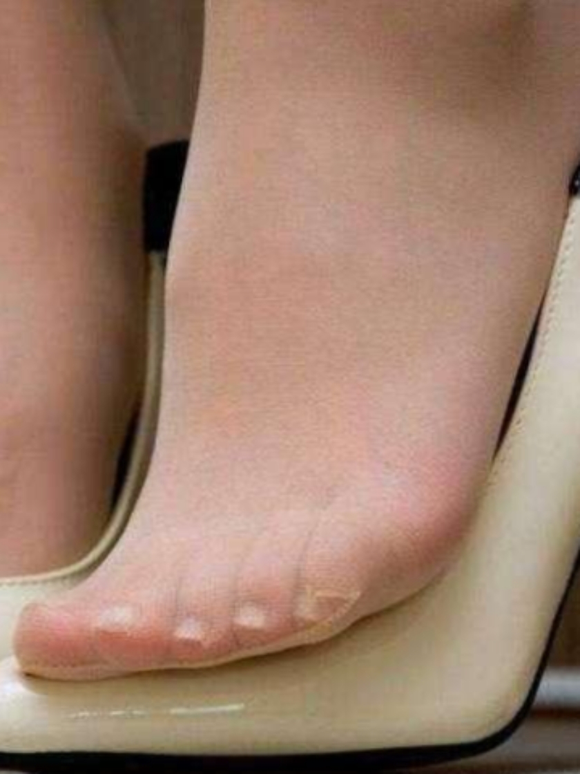 它们,或许是某位成年人的,皮肤白皙如玉,脚趾甲则如新剥的珍珠,圆润而