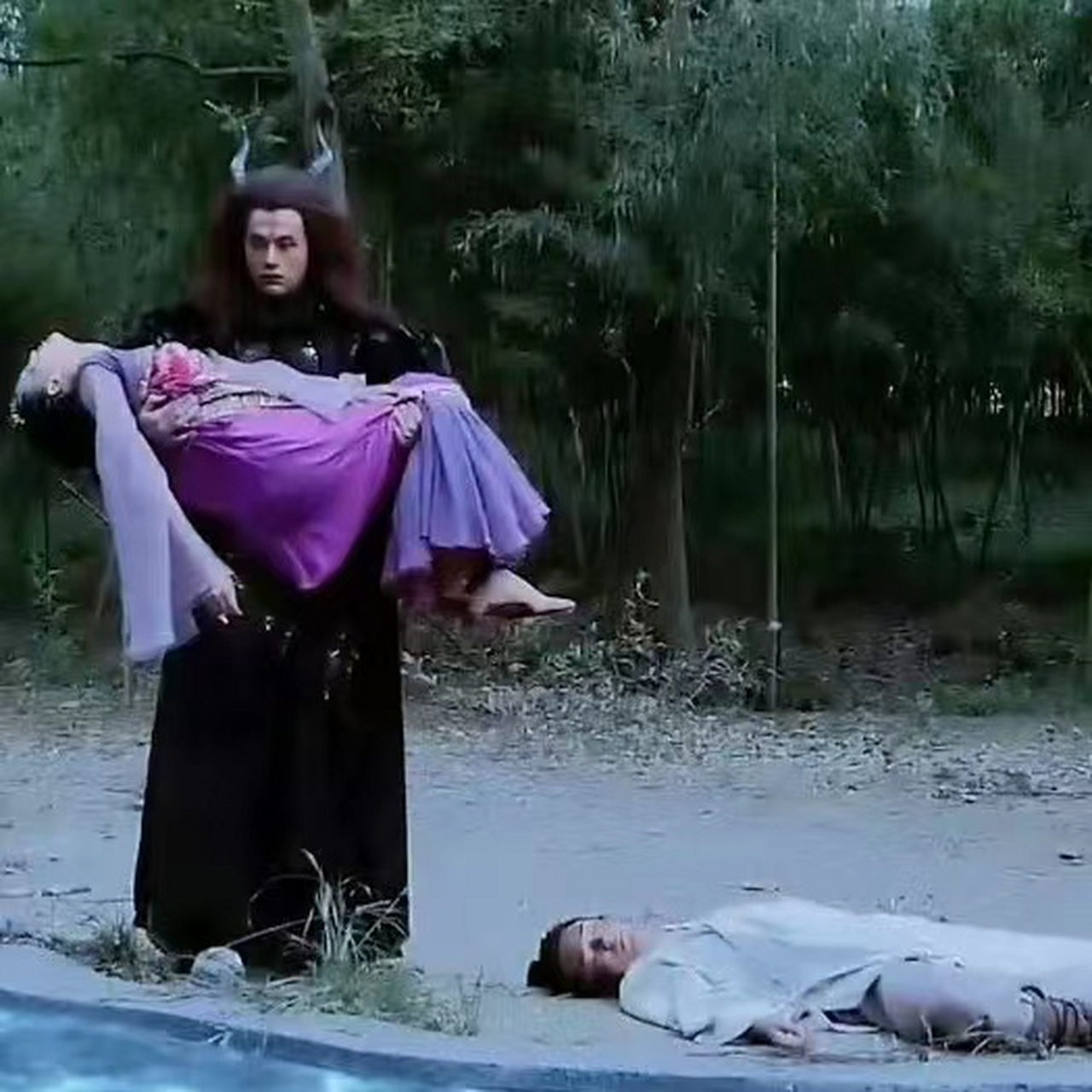 紫萱和重楼这身高差,有"美女与野兽"的感觉.