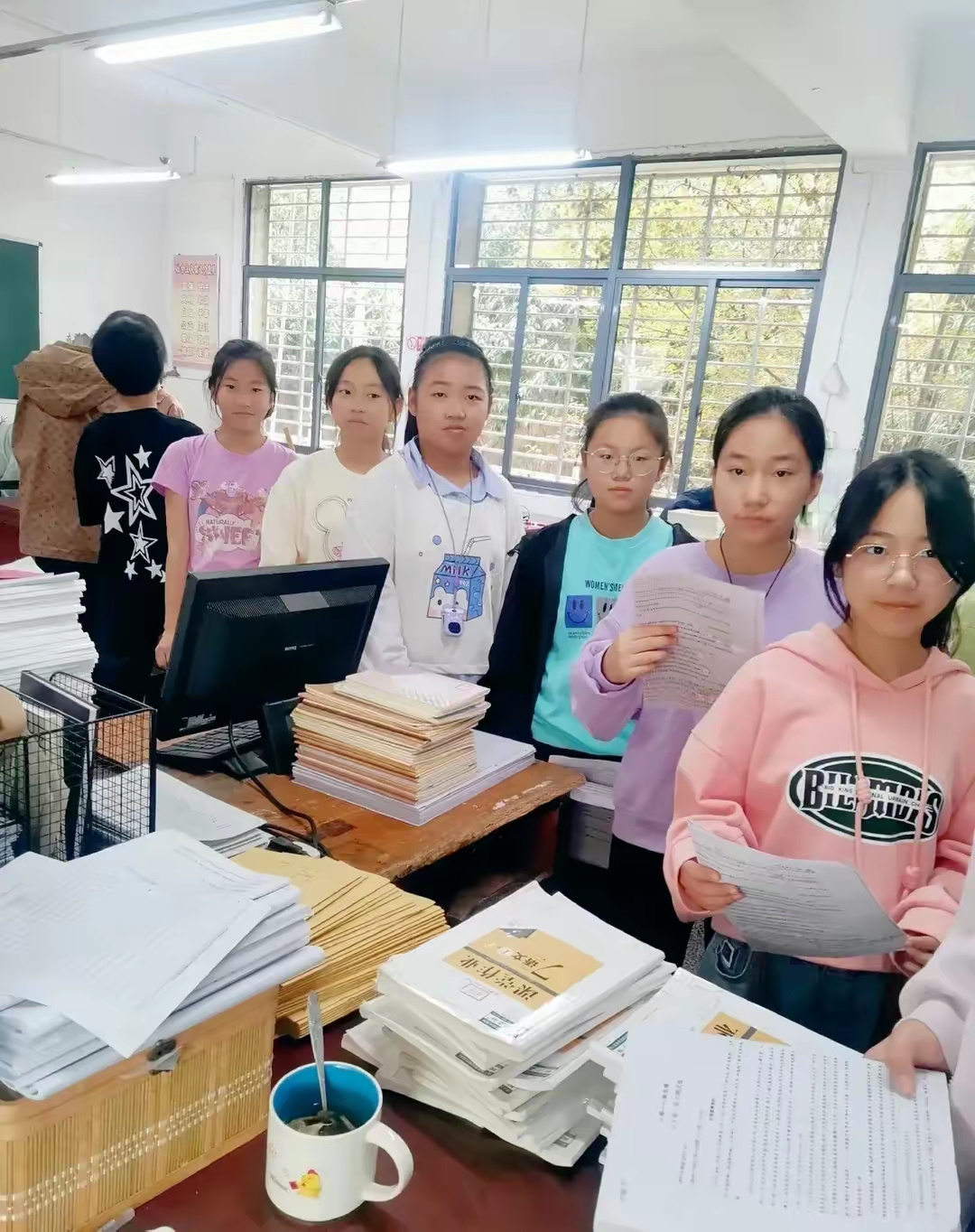 校长在大会上高度表扬拖堂,占课的老师,要求全体老师向他们学习.