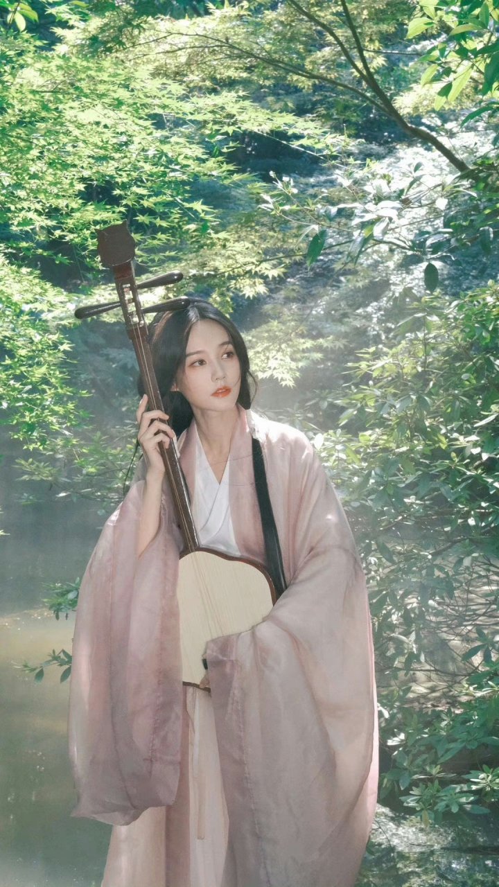 李一桐这个装扮美得像仙女下凡,建议她把汉服焊在身上.