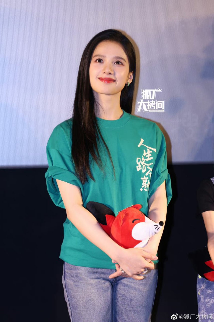 张婧仪生图,公主穿简单的t恤和牛仔裤都这么好看,不愧是公主,真的好美