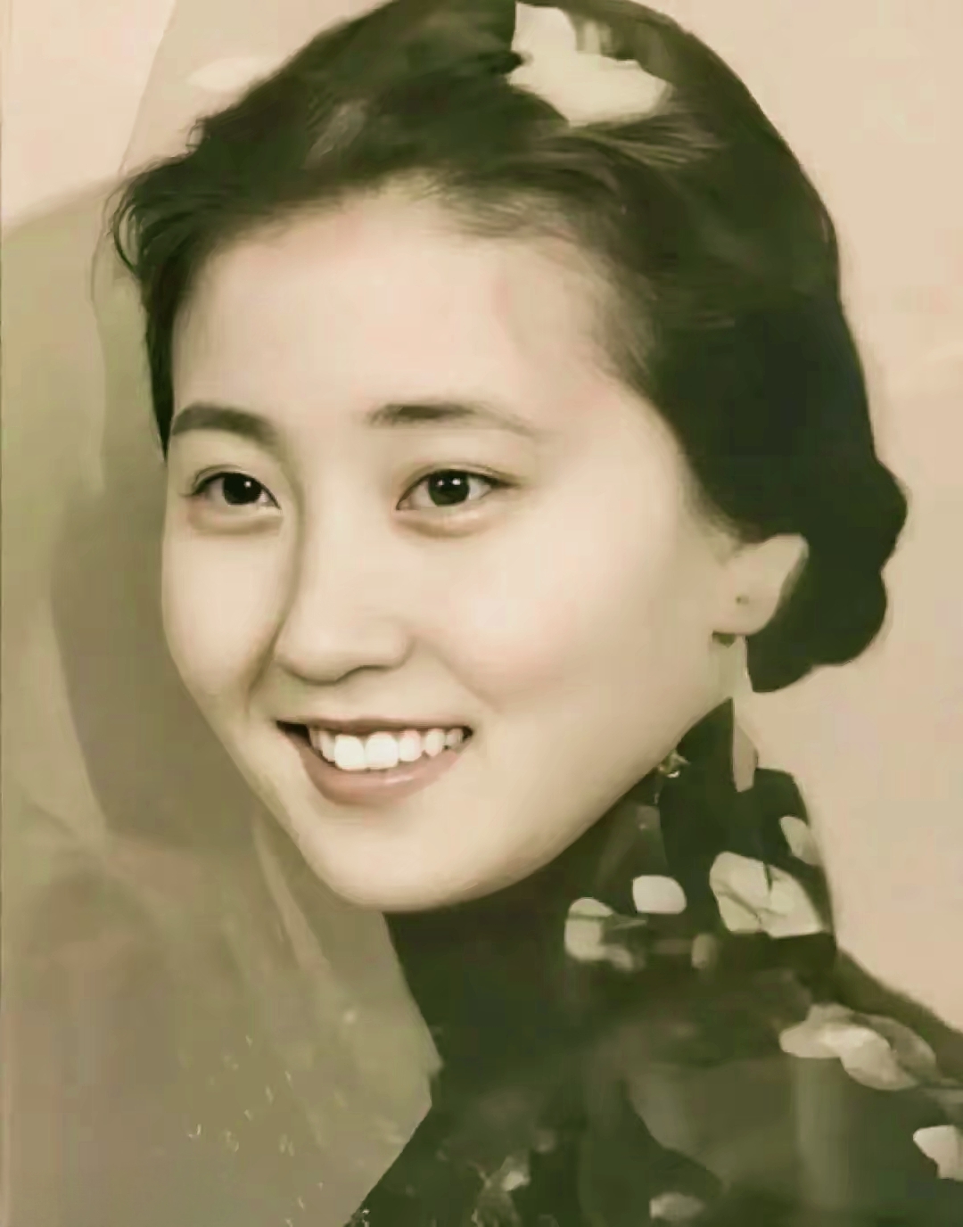 蒋英是她的姊妹中最漂亮的一位,真俊,绝世容颜,比巩俐不知道要漂亮