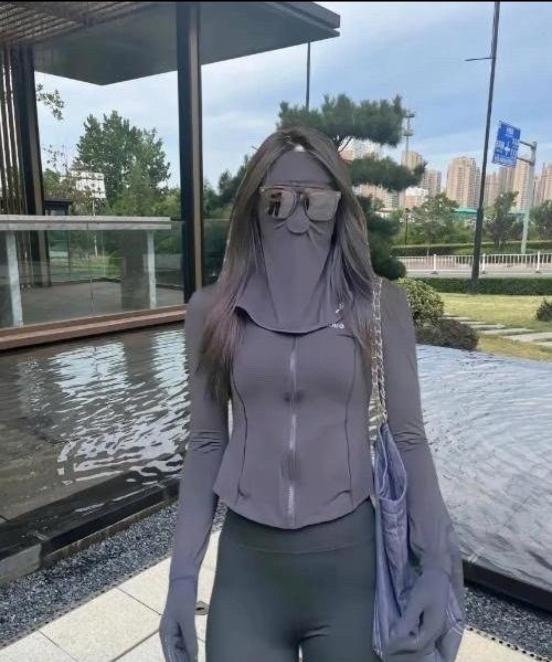 本是满心期待,可是相亲对象却全身武装,口罩墨镜一个不落,整张脸包的