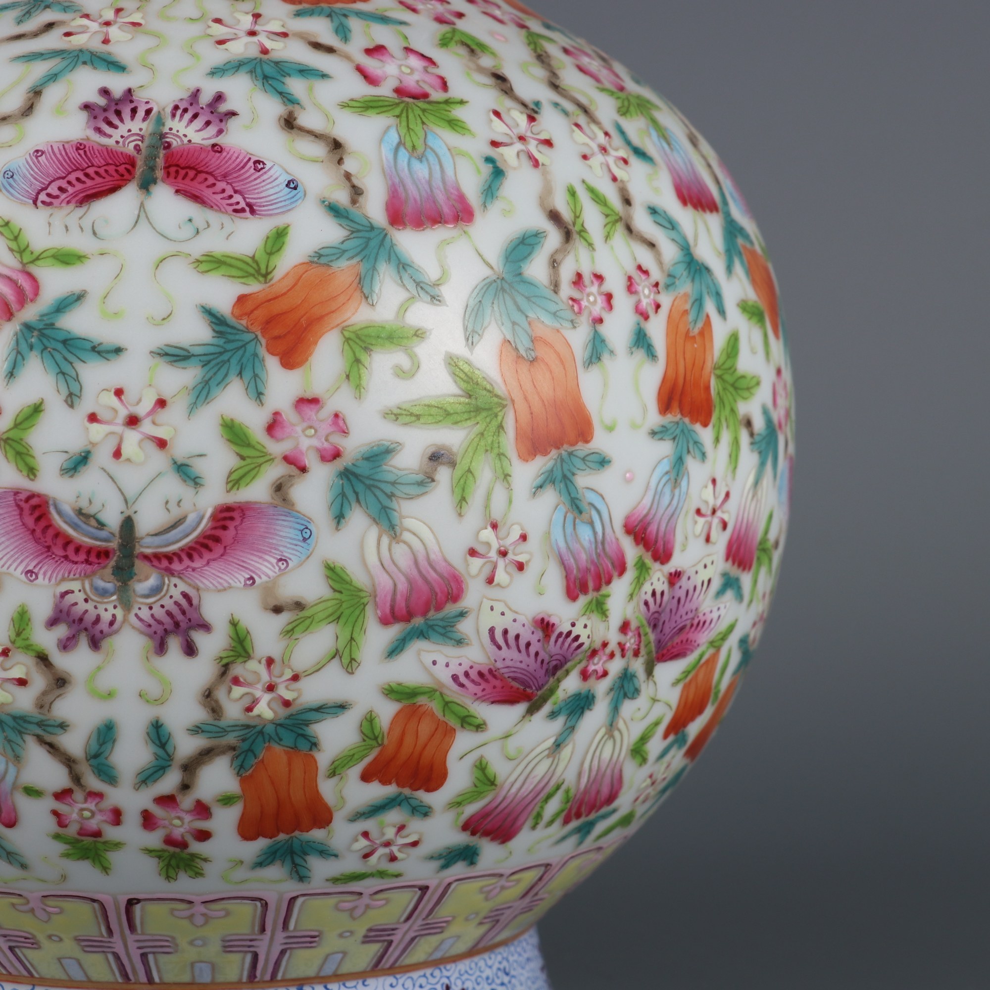这个瓷器花瓶是一件令人赞叹的艺术杰作,它不仅展现了中国传统瓷器的