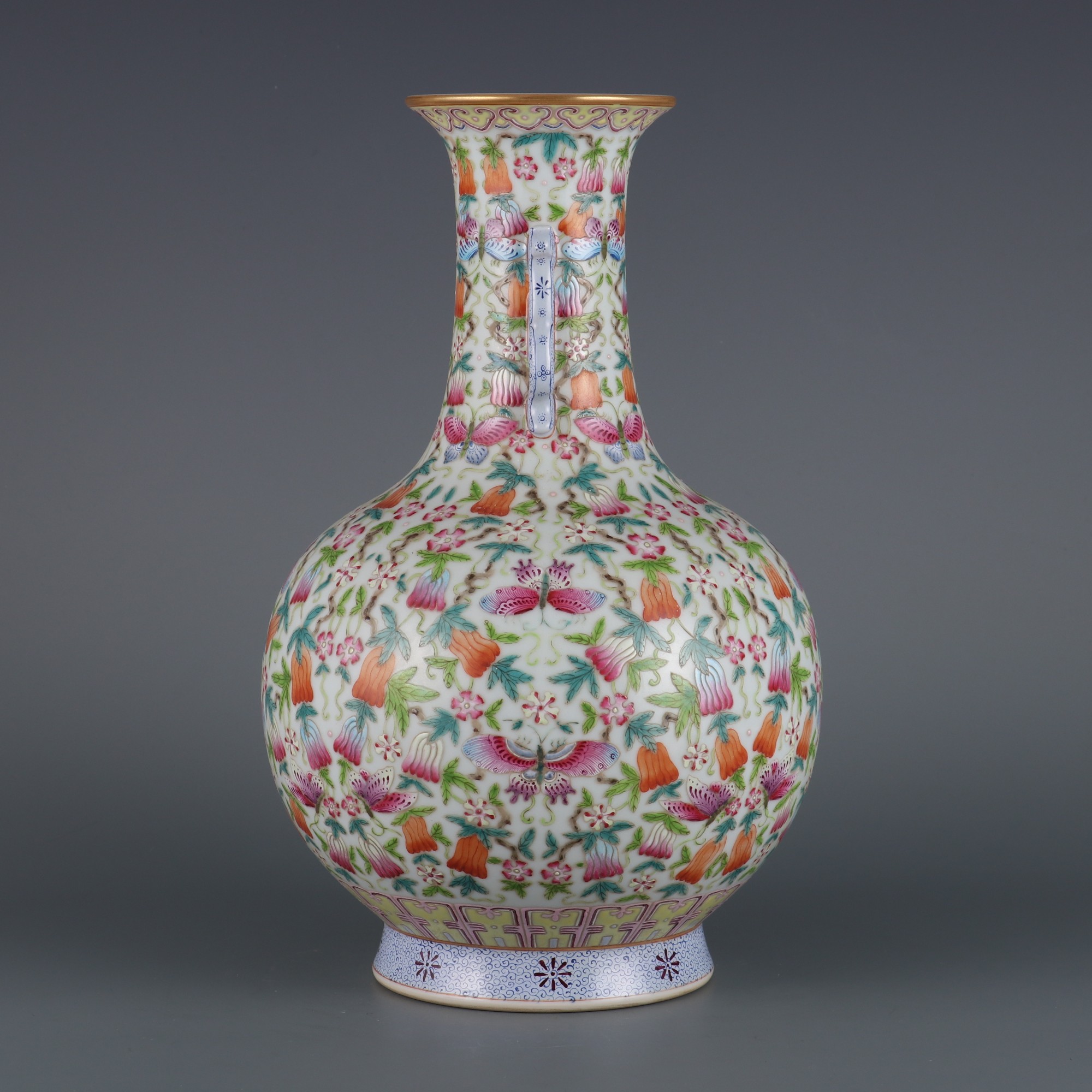这个瓷器花瓶是一件令人赞叹的艺术杰作,它不仅展现了中国传统瓷器的