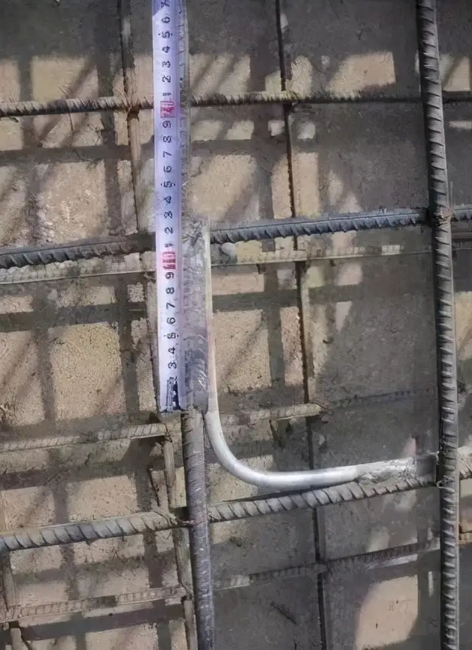 基础底板防雷接地做法①自然接地体利用结构基础底板纵横主筋的上下