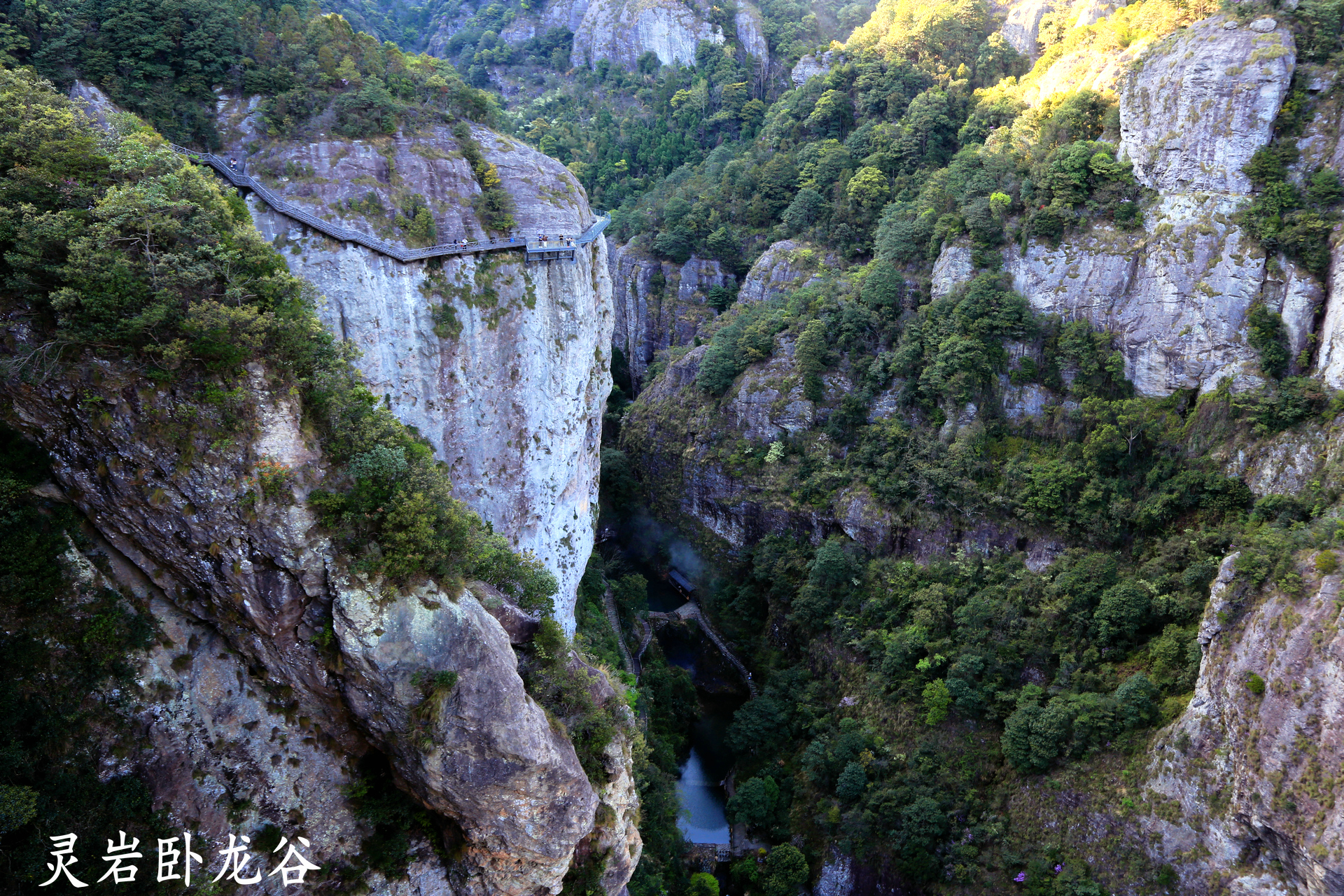 雁荡山位于浙江温州乐清县,是国家首批5a景区,三山之一,与黄山