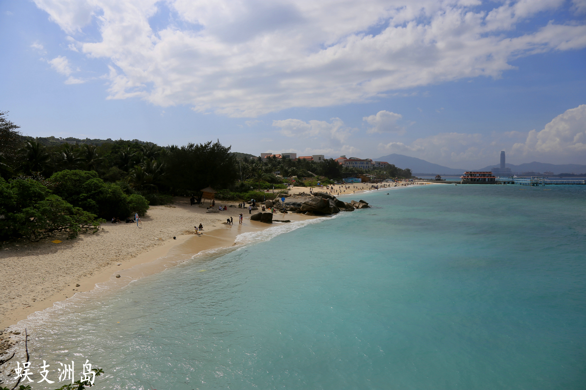 是度假旅游的天堂,整个城市有海棠湾,亚龙湾,大东海,三亚湾这四大海滩