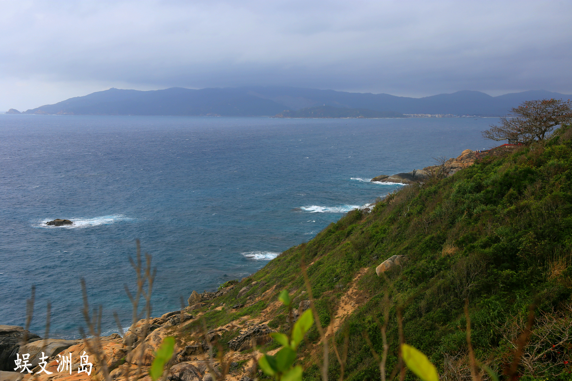 是度假旅游的天堂,整个城市有海棠湾,亚龙湾,大东海,三亚湾这四大海滩