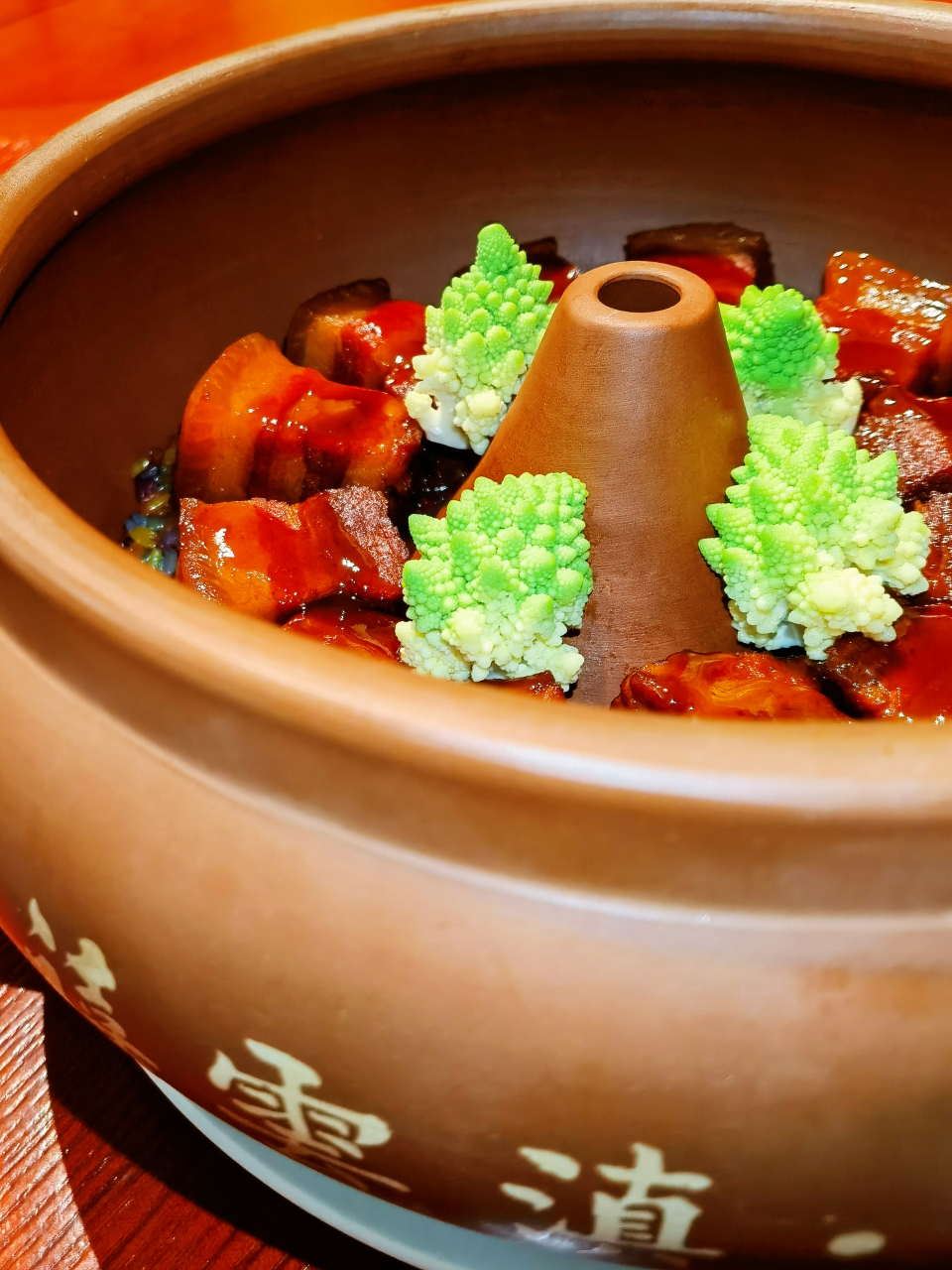 昆明美食探店# 汽锅宴,建水十大名肴中的第一宴,是用建水紫陶汽锅髯 