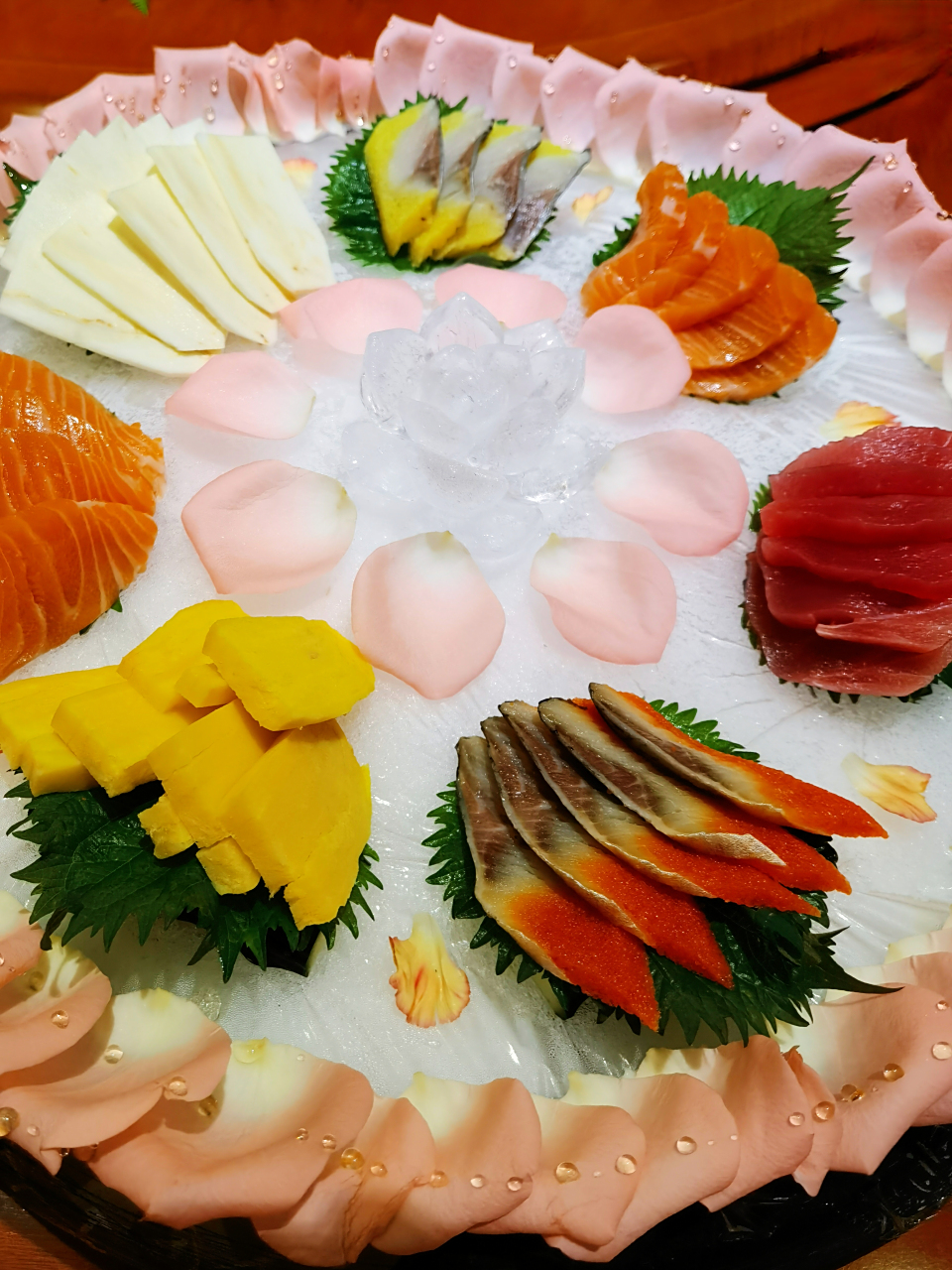 山核桃花,金雀花,菊花,石榴花,玫瑰花等等,在一些餐厅和宴会上,吃鲜花