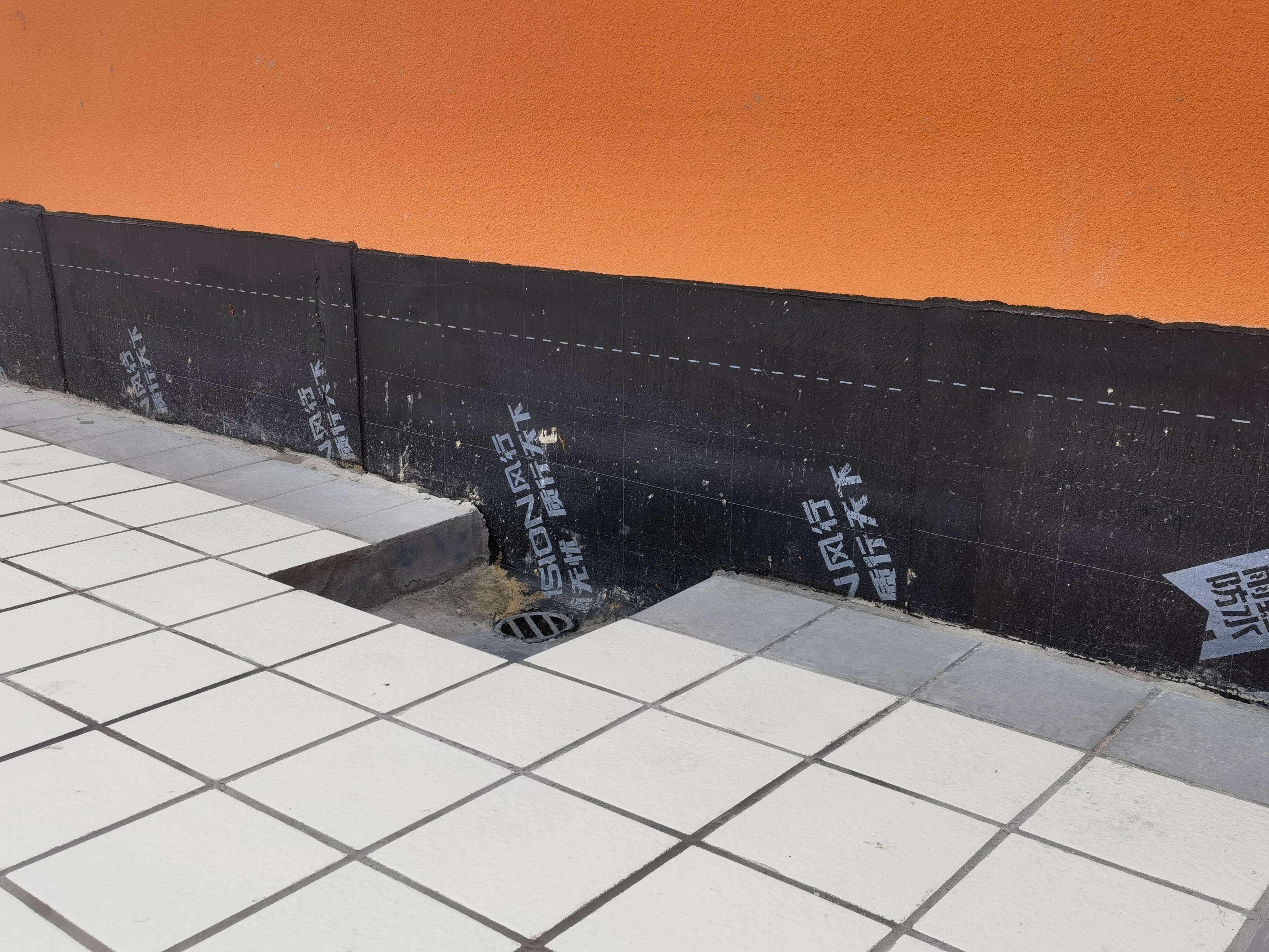 这散水和屋面雨水口做的是否规范?#一级建造师# #施工