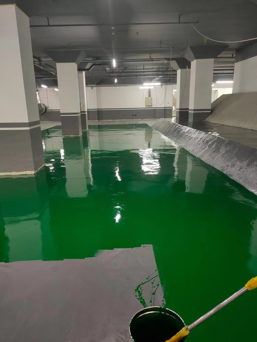 0133-3533 环氧自流平是一种高强度,耐磨的地坪涂料