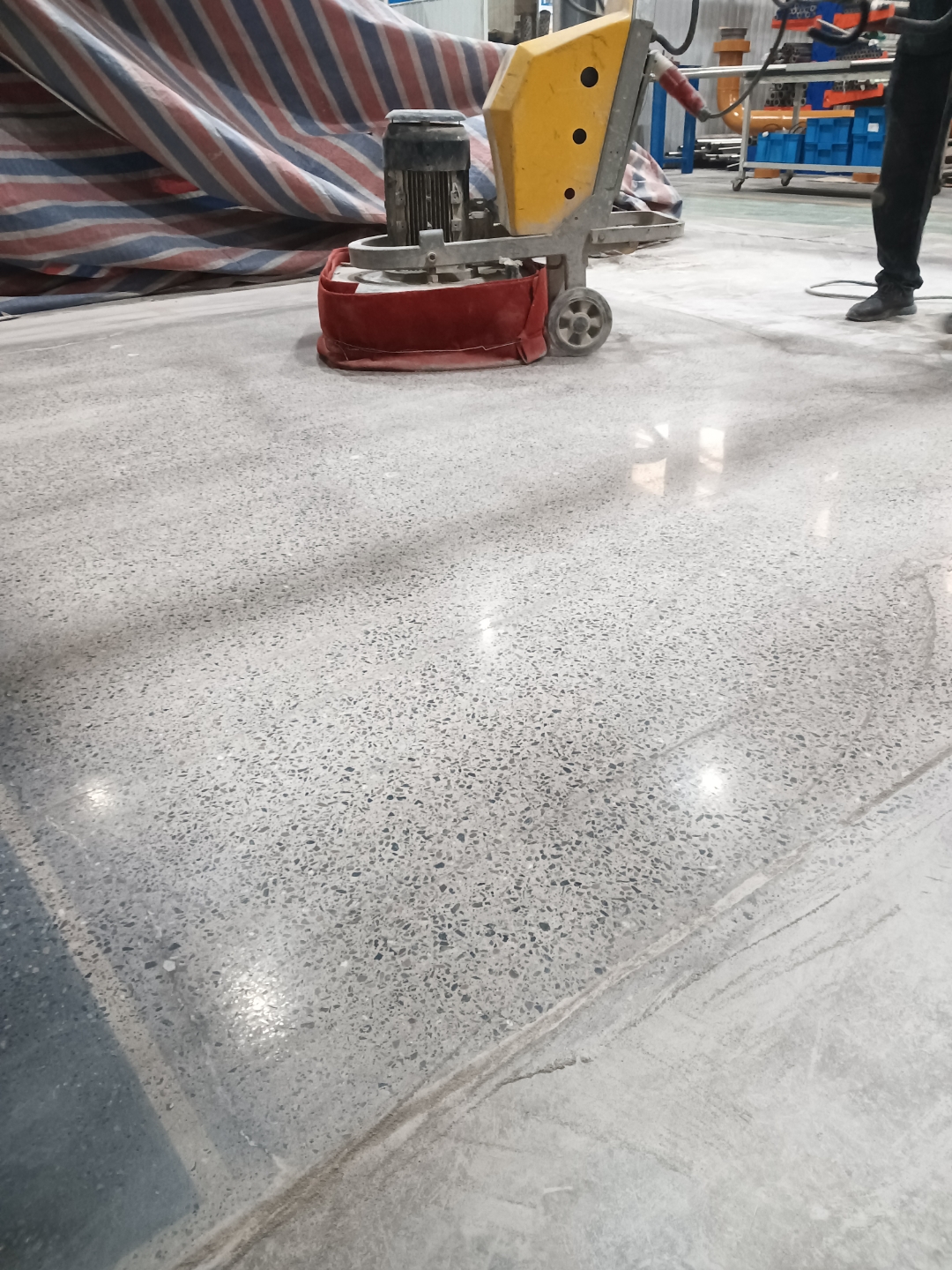 随后经机械打磨抛光,消除孔隙并形成光滑表面.处理后地