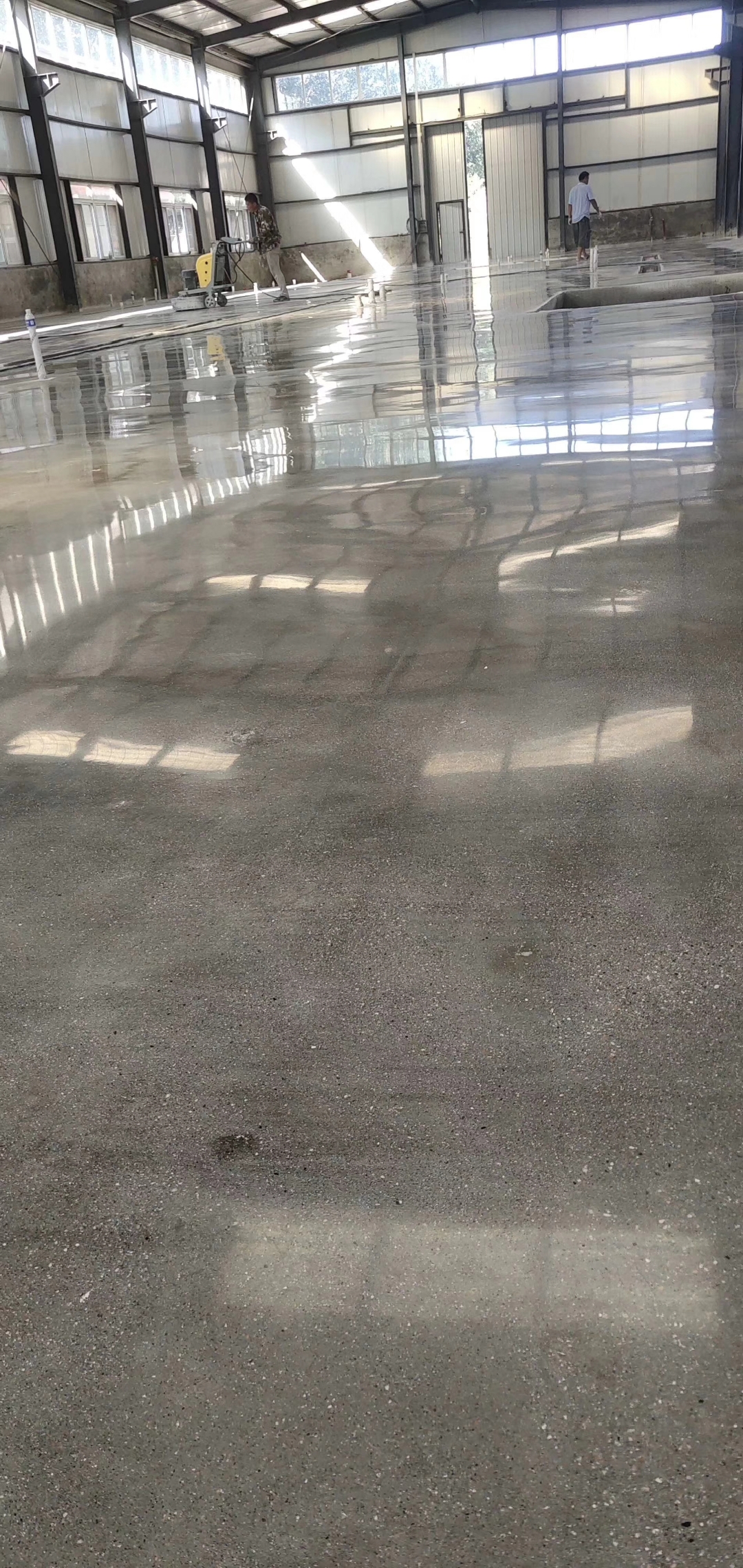通过化学硬化剂渗透混凝土表层,增加密实度和硬度,再经机械抛光形成