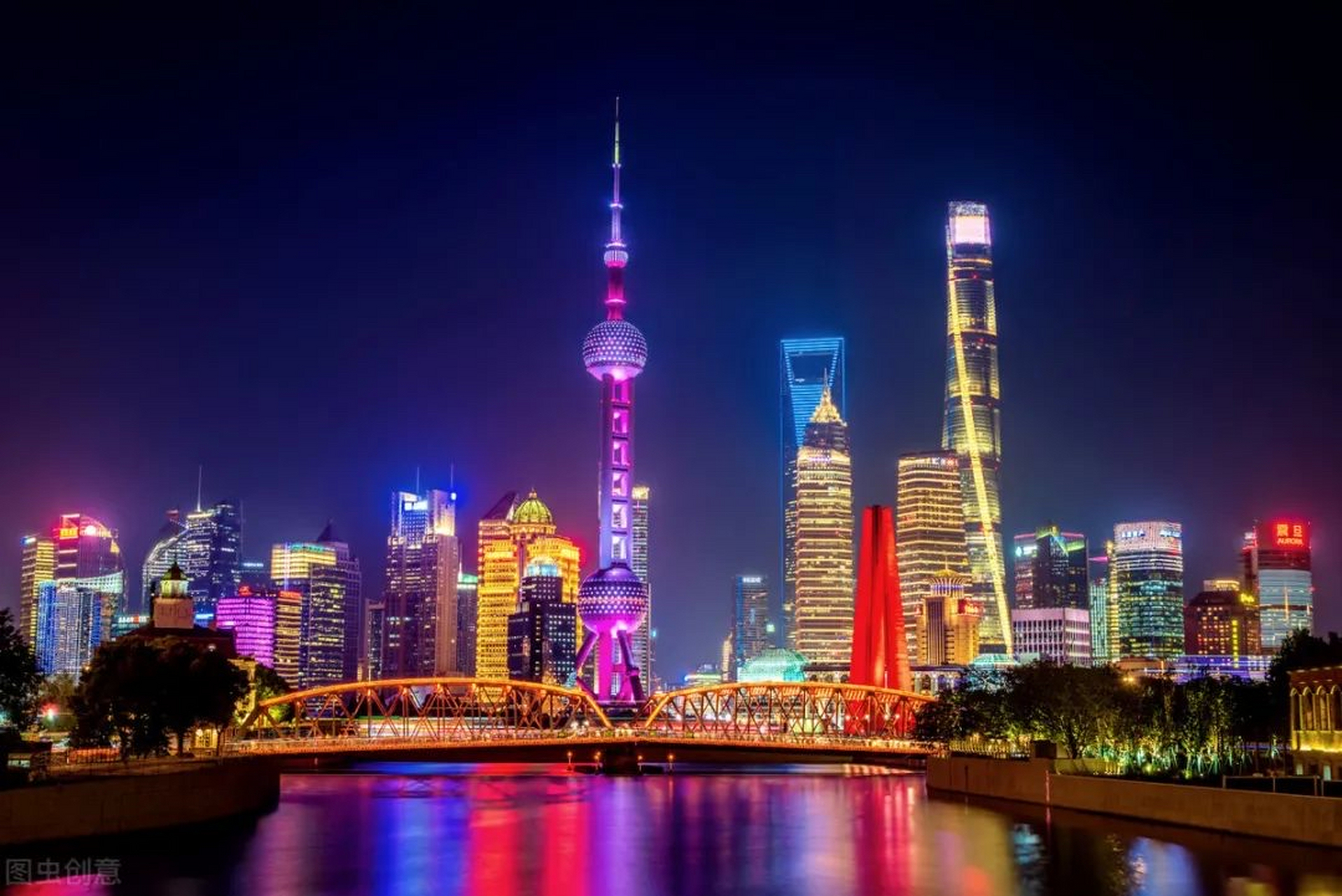 国家风景# 上海外滩夜景 上海外滩位于上海市黄浦区,每到夜晚时,外滩