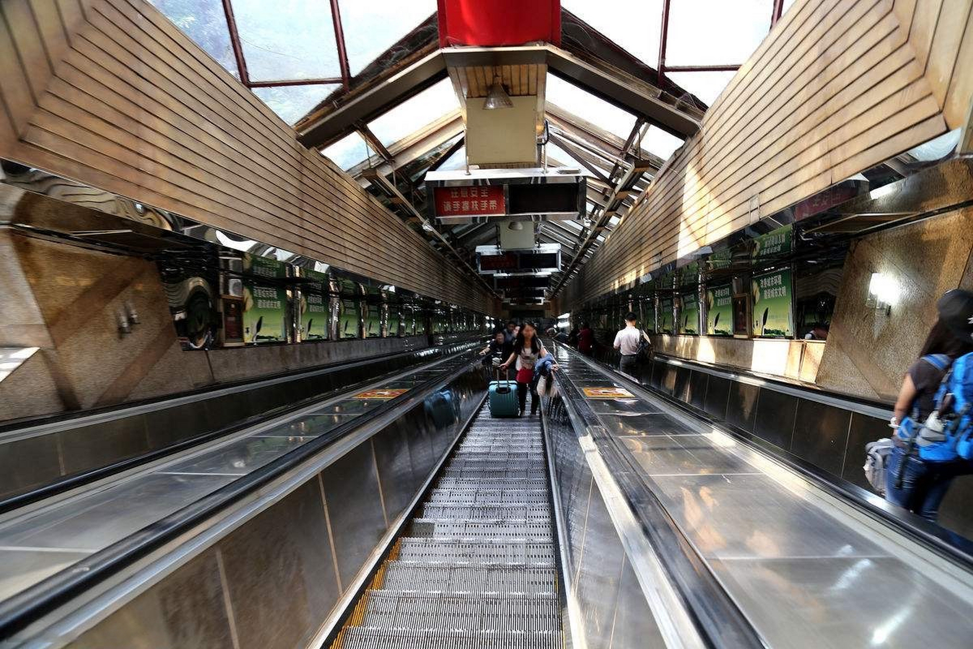 世界上最长的扶梯:贫民区自动扶梯 2011年,一个巨大的户外自动扶梯被