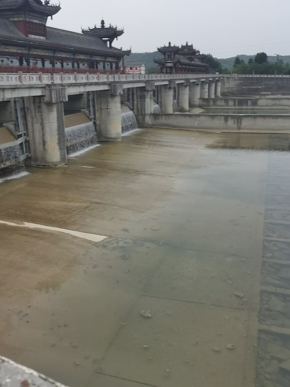 绵阳市安州区安昌河(花荄姊妹桥处)有一片大约100平米的污染物 具体是