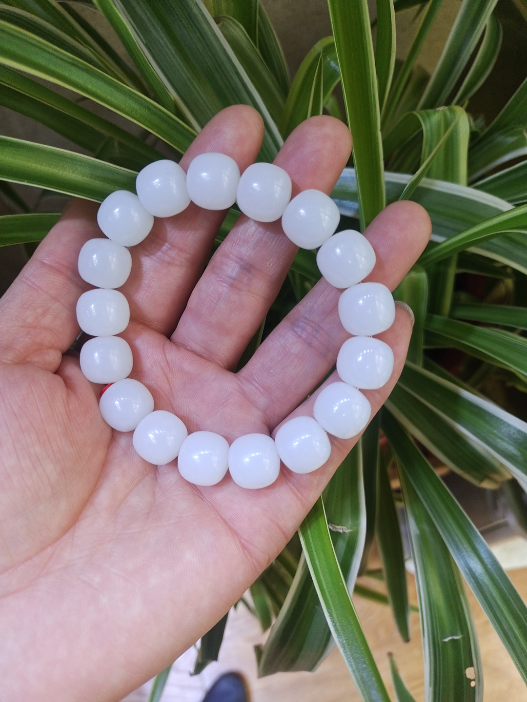 这款白色珠子手链,简约而不简单!