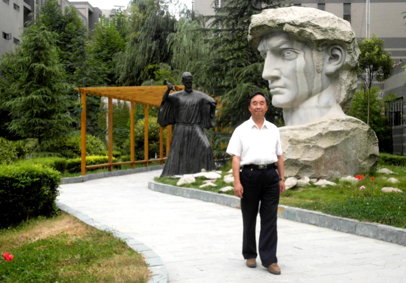 甘渡孩童跨学海,乐扶学子越书山, 千张翰墨写教魂,万语心声育少年