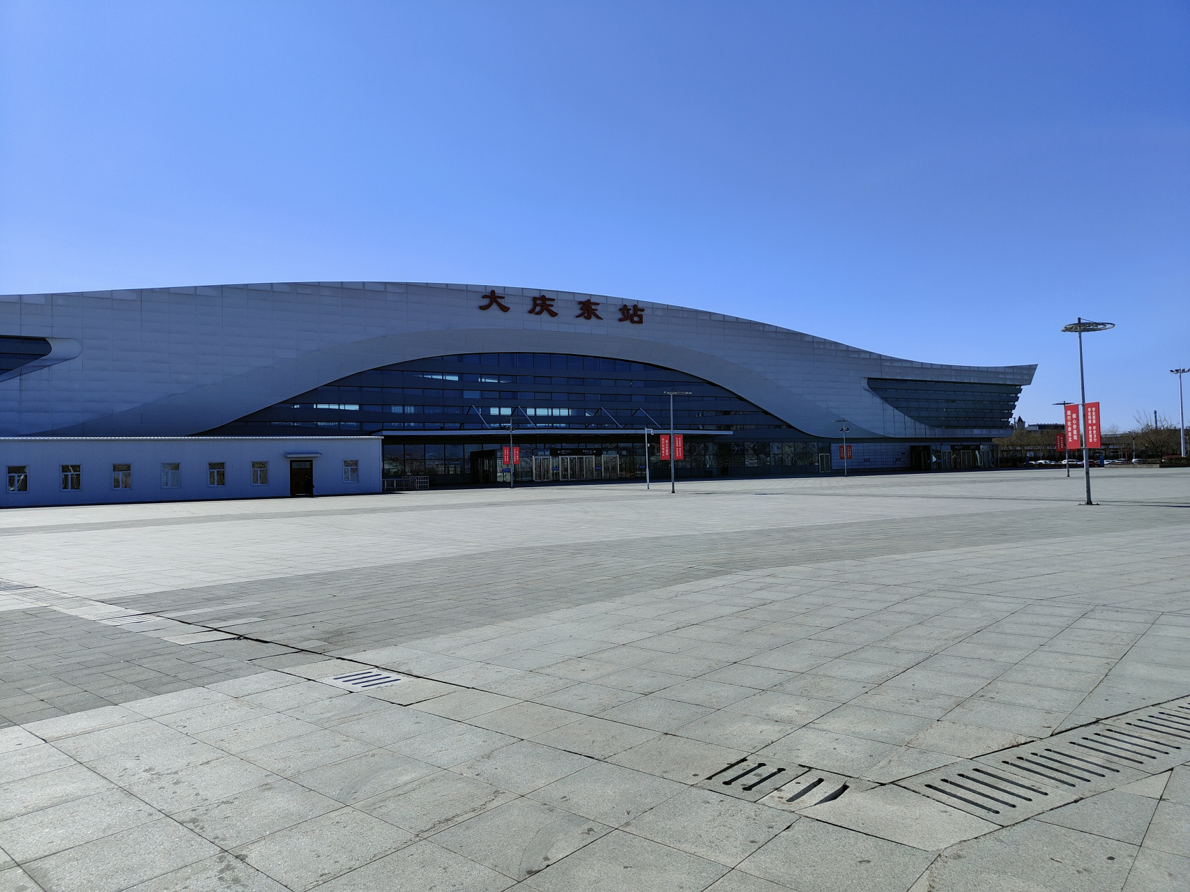 大庆东站共有两层,一层有购票停和自助售