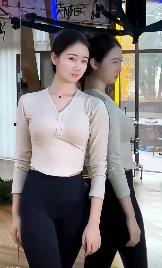 圆润饱满,温婉优雅的气质, 小姐姐典型的国泰民安脸,好有福气的样子.