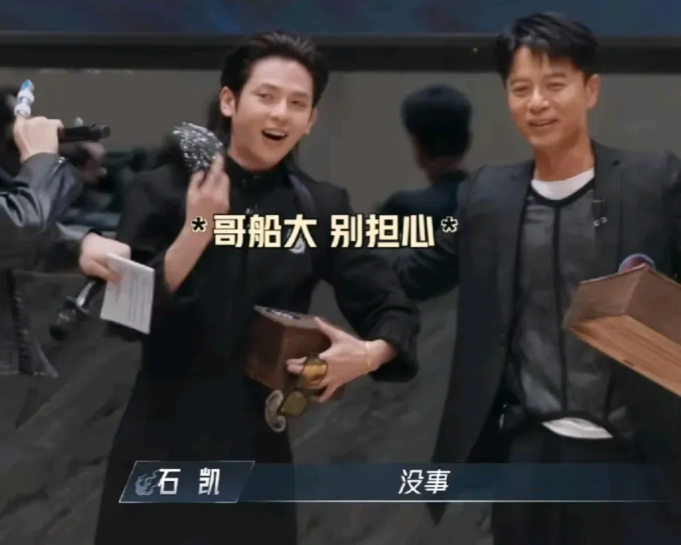 "全场瞬间沸腾,各种起哄看好戏的声音,符龙飞的脸刷的一下红了,立刻