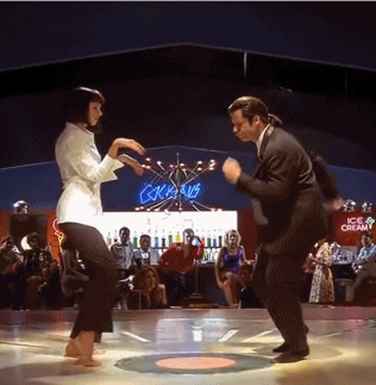 《低俗小说》"扭扭舞"拍摄幕后,跟着主演一起扭的昆汀,多年后他还在