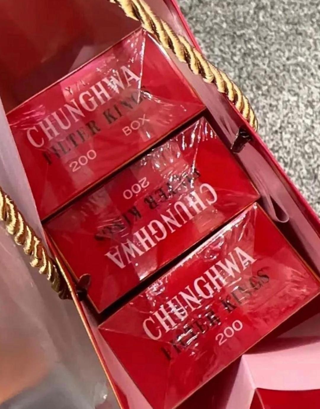 "浙江杭州,一男子烟瘾犯了,妻子花220元在商场烟酒柜台买了条玉溪香烟