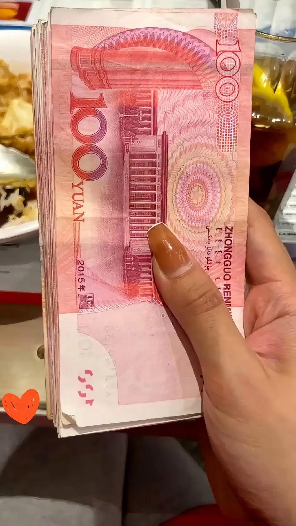 现金手里拿5000钱的照片一万块钱装在红包里面的照片5000块钱现金图片