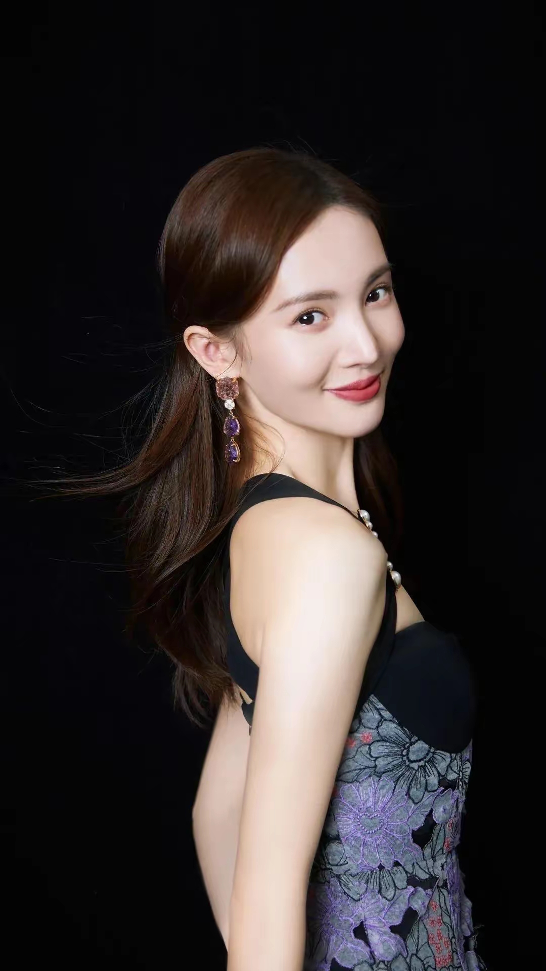 金晨的笑容,如夏花般绚烂,让人心情也跟着明媚起来