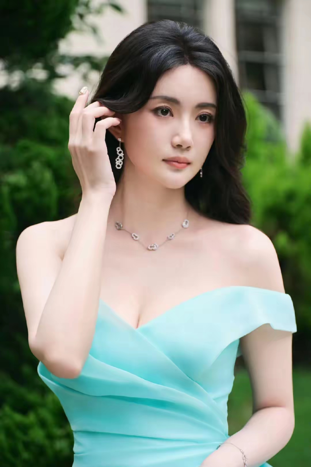 赵昕, 清新脱俗如春日微风, 甜美笑容绽放如花.