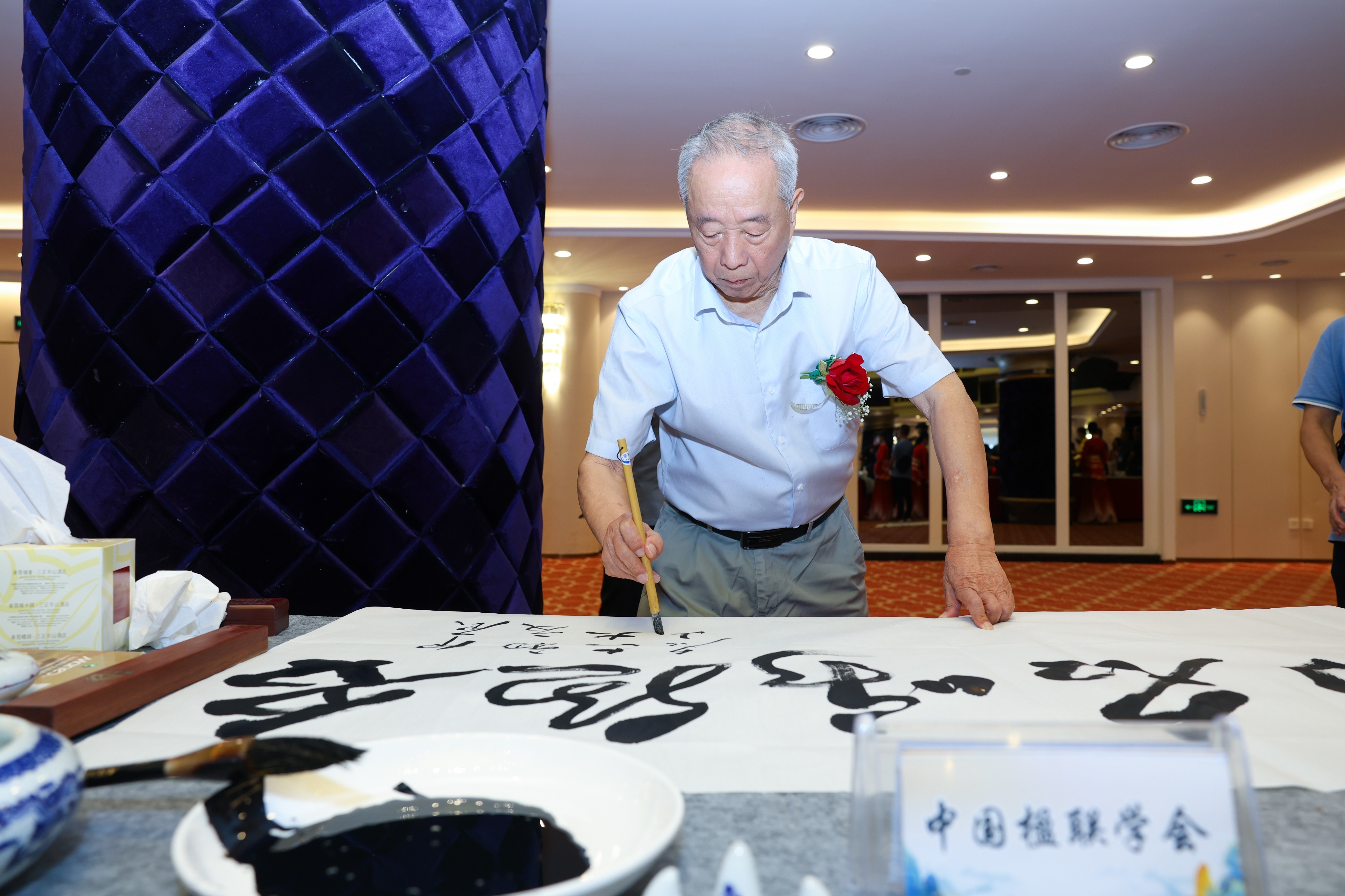 照片郑州书画家何富城简介图片大全集北京书法齐利宝的真人照片是谁