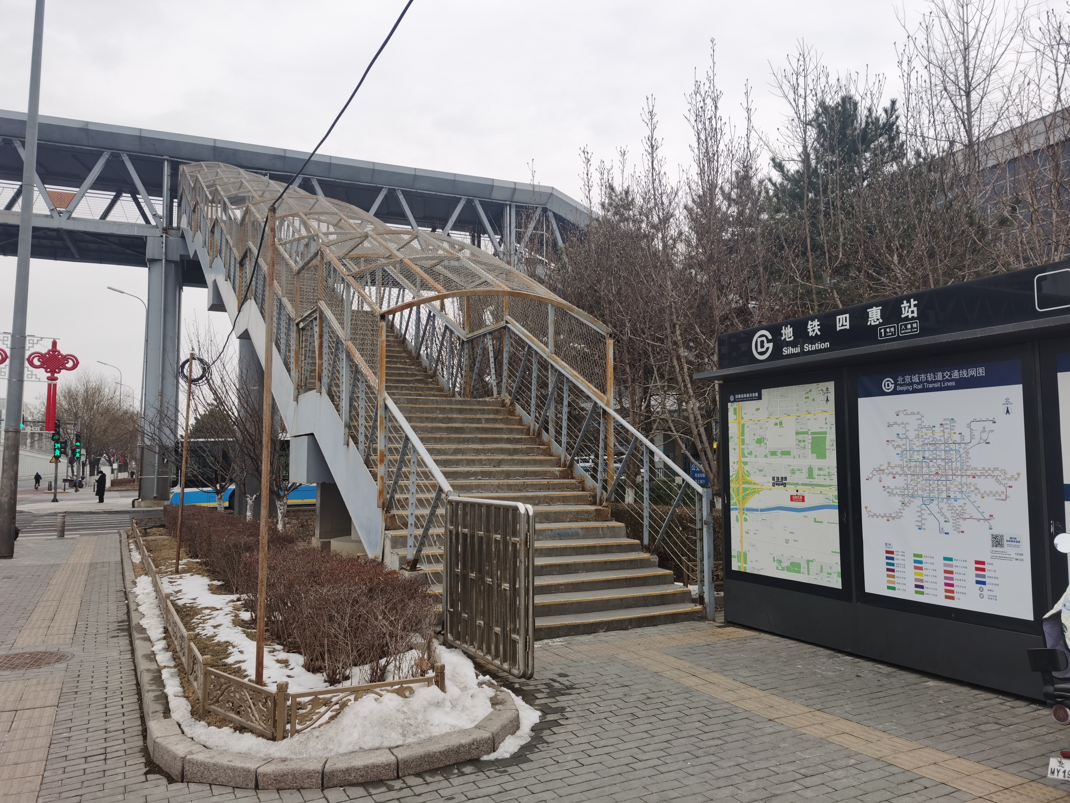 在这座壮丽的人行过街天桥上,我曾经跨步穿越北京四惠交通枢纽站的