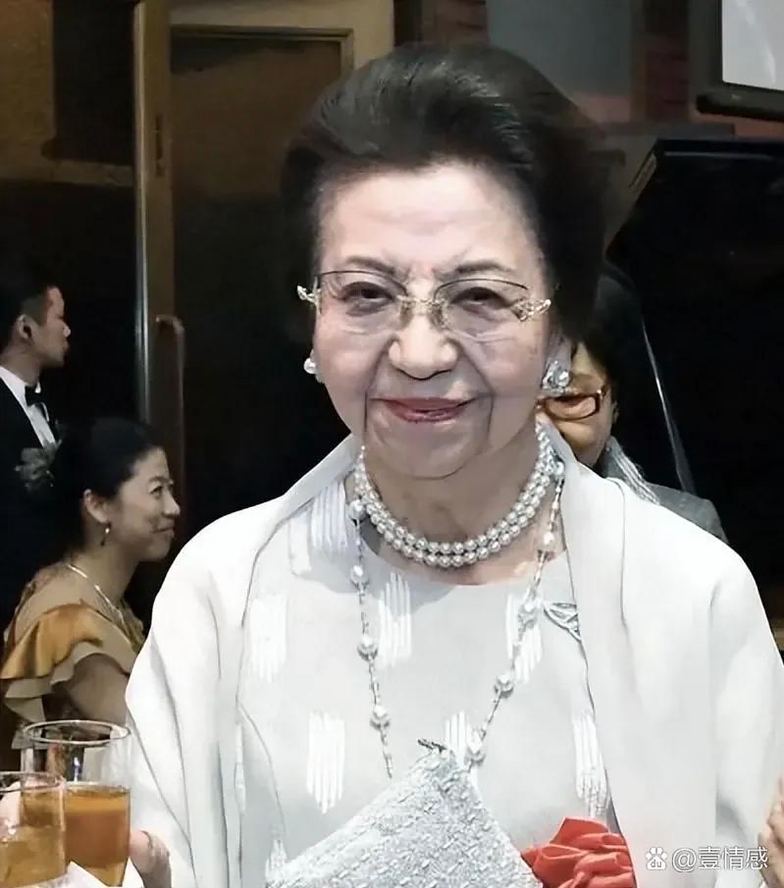 她是安倍晋三的母亲,叫安倍洋子.今年94岁依然看上去很优雅!