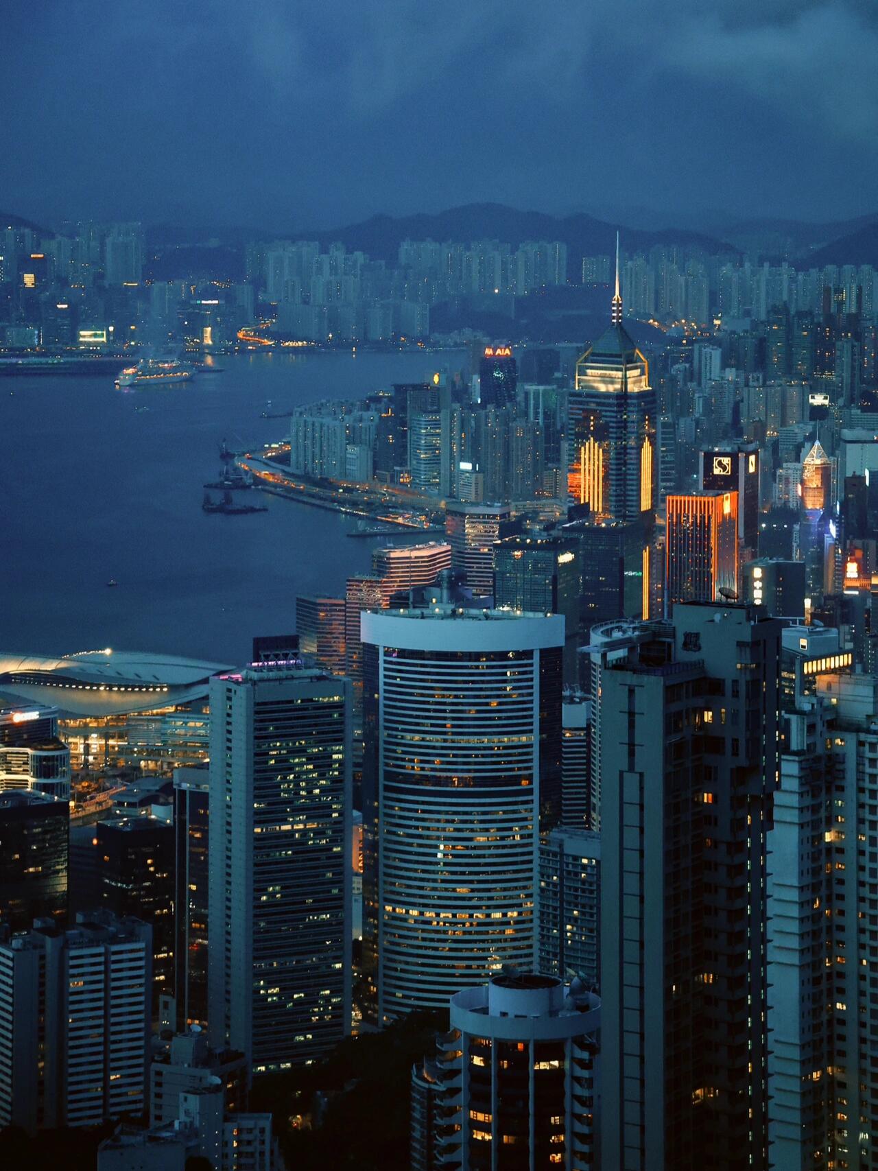 当你漫步在香港的街头,每一步都仿佛踩在时光的脉络上.