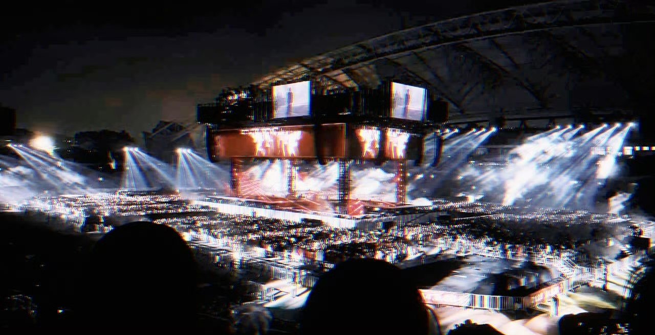 华晨宇体育场演唱会演出震撼无比!