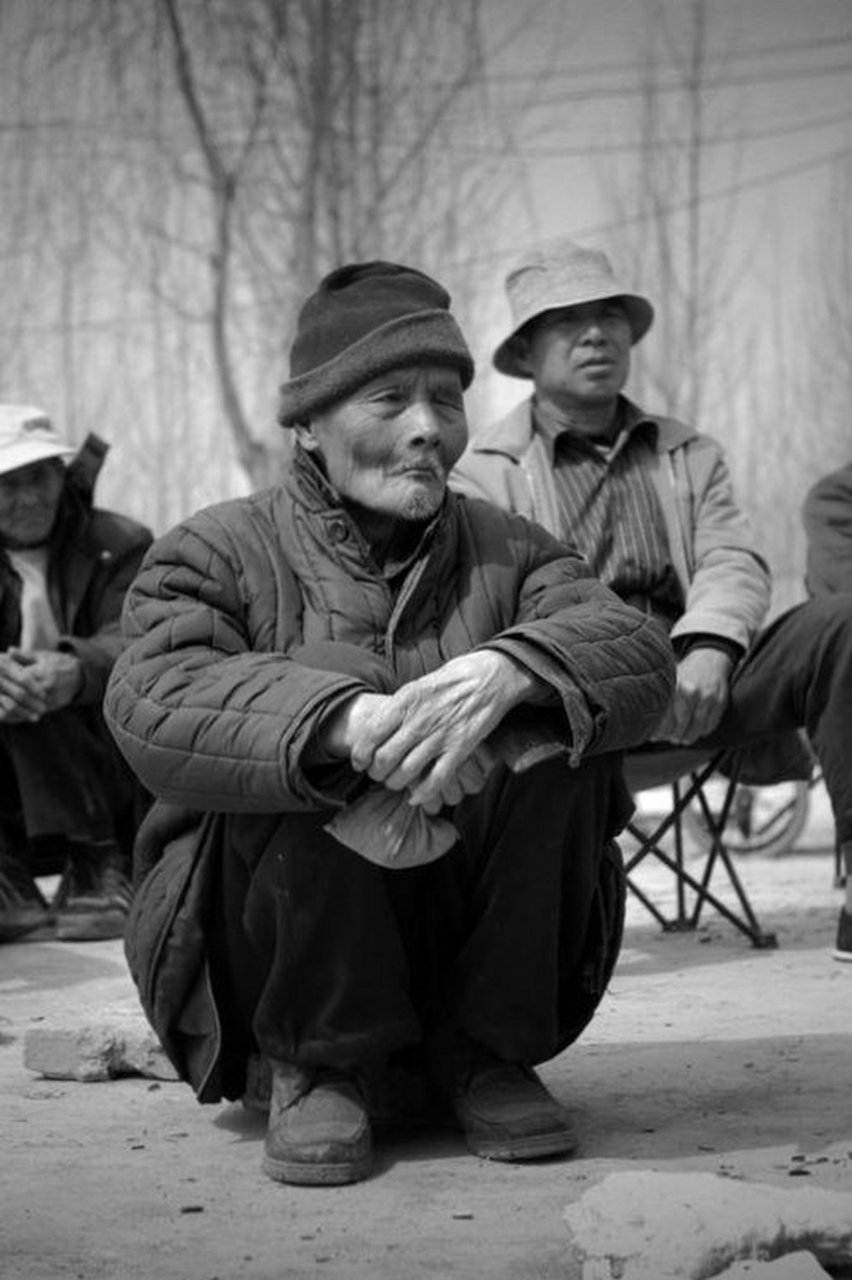 有个乡下人进城赴宴,席中有橄榄,这个人拿到嘴里就吃,但是既涩嘴又不