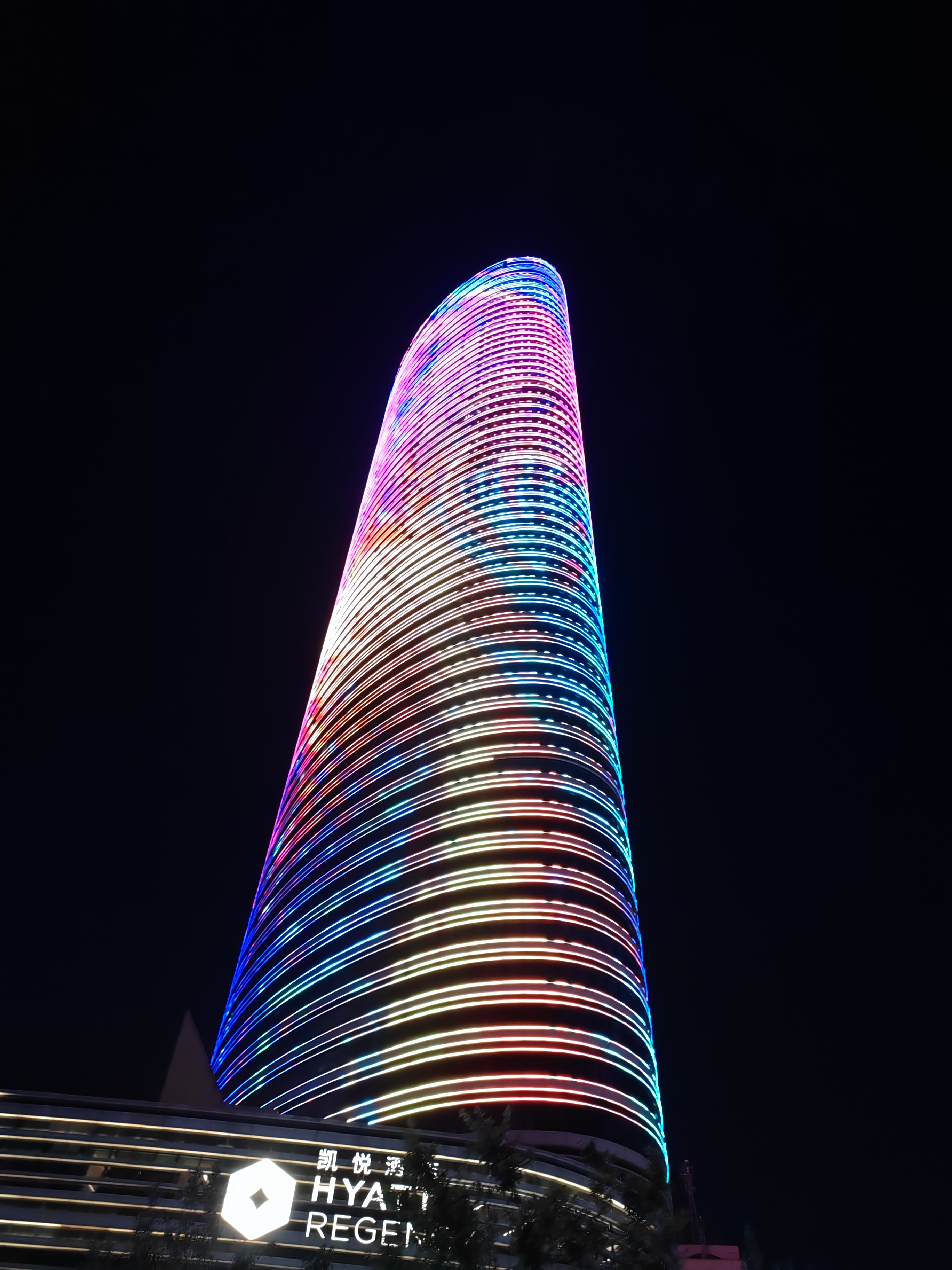 夜幕下的苏宁广场