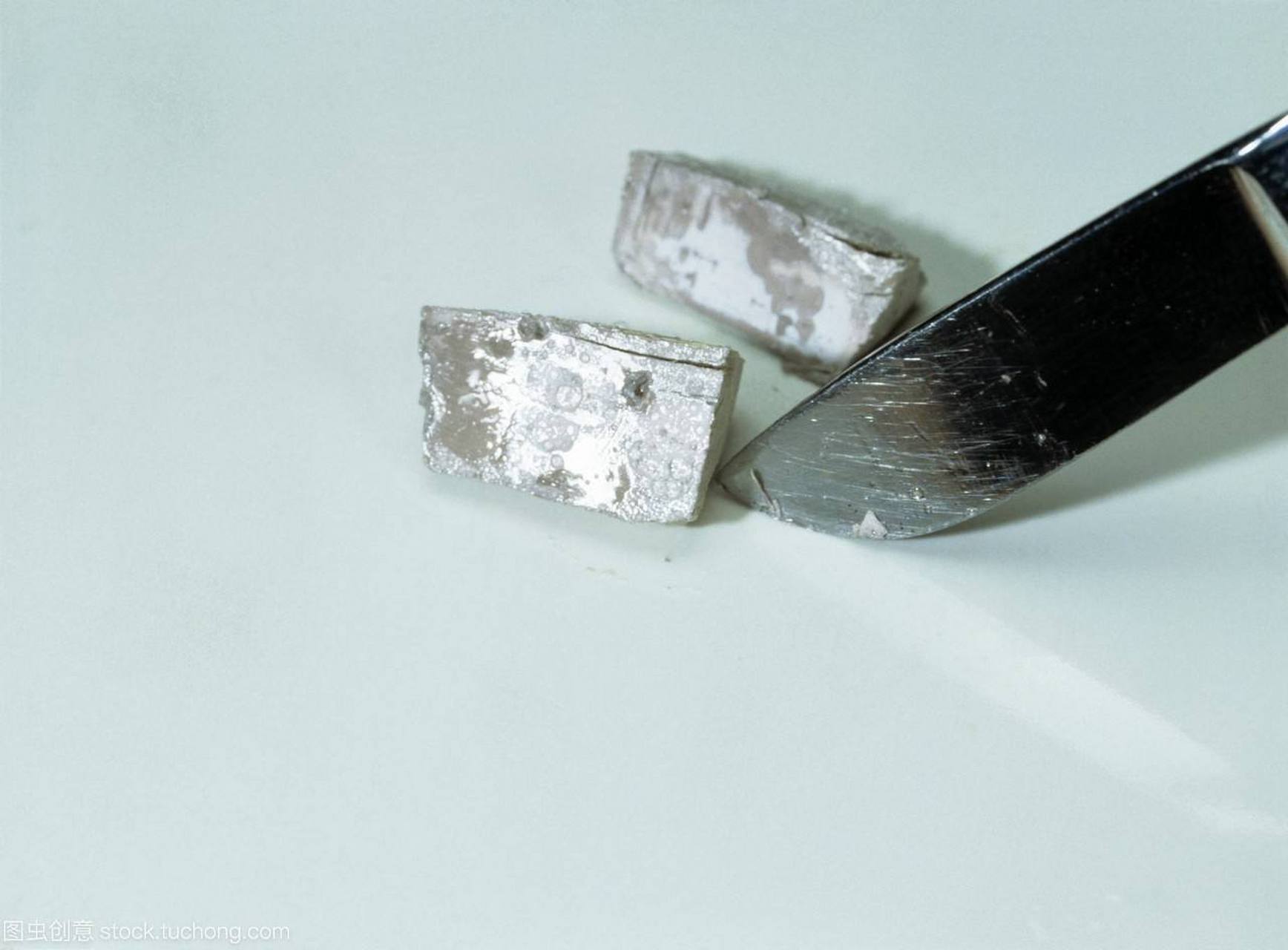 上学的时候,有一次做完实验,一个伙计偷了一块钠,用卫生纸包上,装进